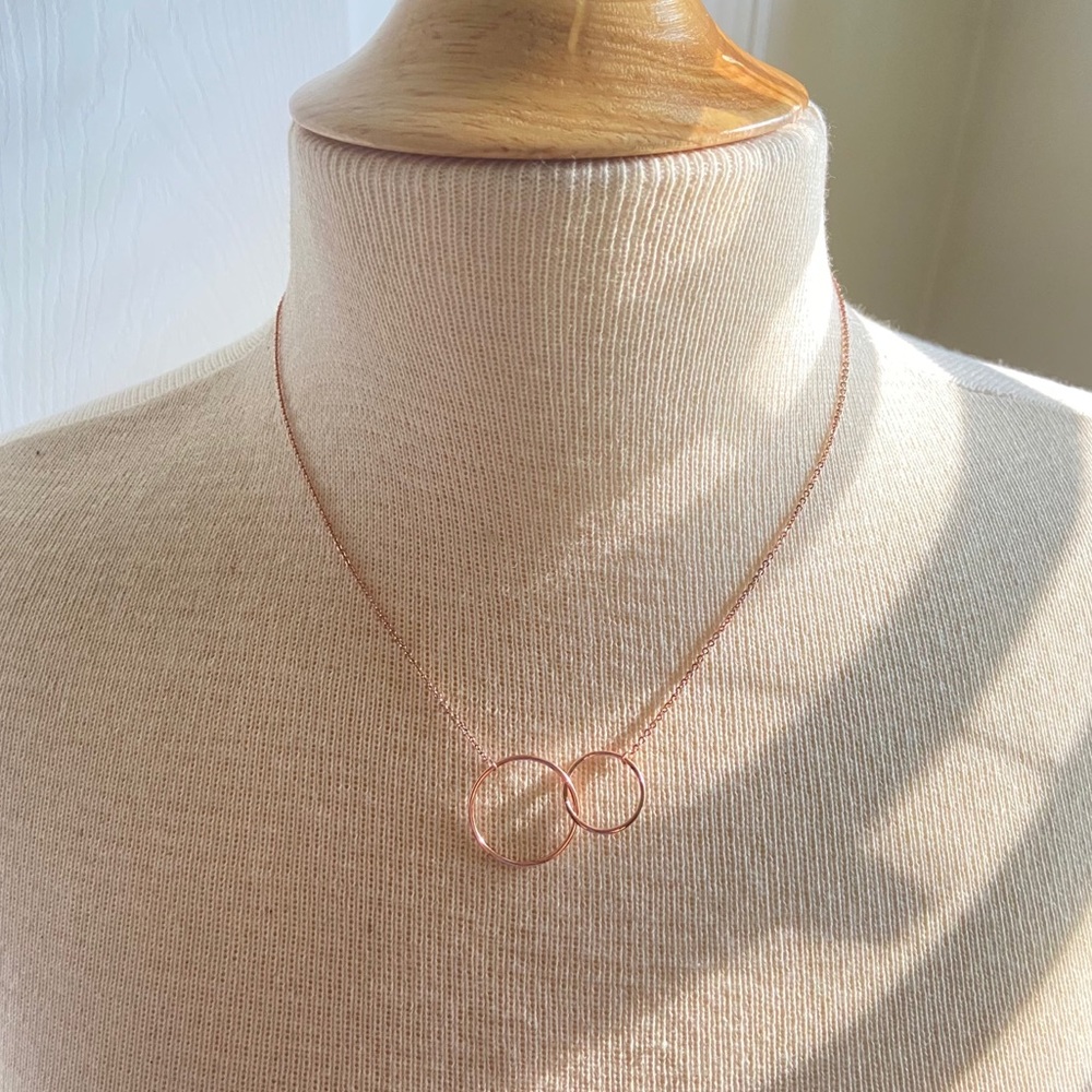 NWOT Rose Gold Interlocking Circle Necklace